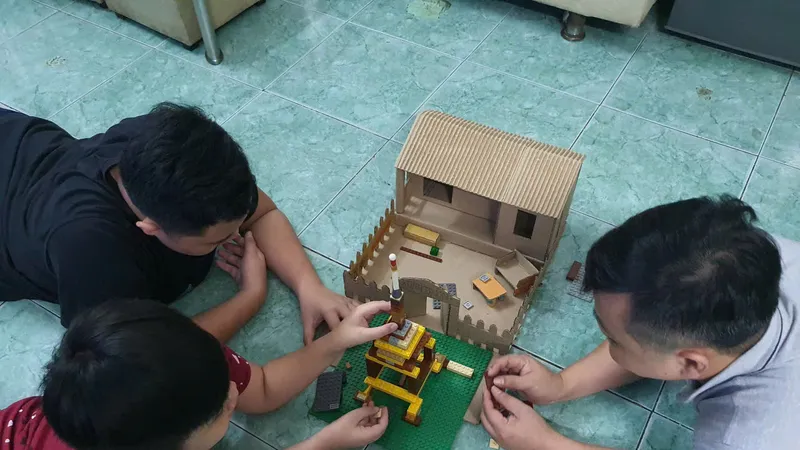 Dành thời gian chơi đùa với các con để góp phần nuôi dưỡng tình cảm gia đình. Ảnh: THU HƯỜNG