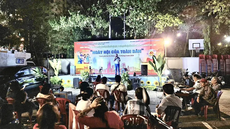 Không gian sinh hoạt và giao lưu biểu diễn của CLB Đờn ca tài tử phường Bình Thạnh trong khuôn viên Nhà truyền thống phường