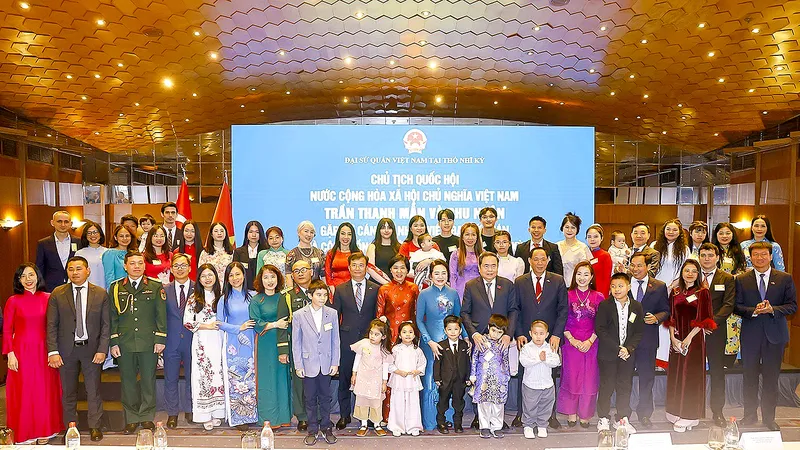 Chủ tịch Quốc hội Trần Thanh Mẫn và phu nhân với cán bộ nhân viên Đại sứ quán và cộng đồng người Việt Nam tại Thổ Nhĩ Kỳ. Ảnh: TTXVN