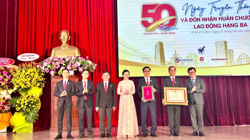 Công ty in Báo Nhân Dân tại TPHCM đón nhận Huân chương Lao động hạng Ba