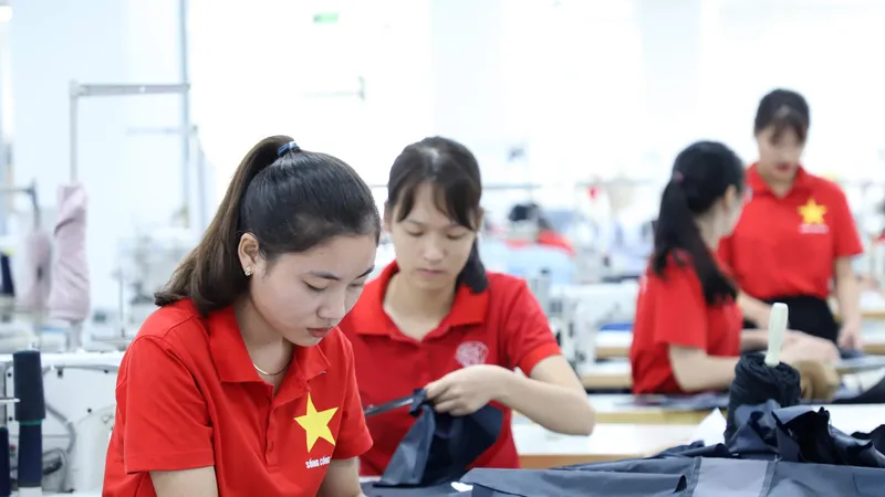 Hoạt động sản xuất tại Tổng công ty May 10, phường Phúc Lợi, Hà Nội. Ảnh: QUANG PHÚC