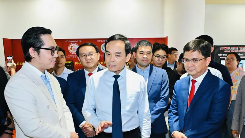 Bí thư Thành ủy TPHCM Trần Lưu Quang và Phó Chủ tịch UBND TPHCM Nguyễn Mạnh Cường tham quan gian hàng công nghệ tại lễ ra mắt Công ty cổ phần Quỹ đầu tư mạo hiểm TPHCM, ngày 17-4. Ảnh: VIỆT DŨNG)