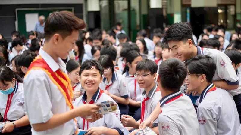 Học sinh Trường THCS Đức Trí (phường Cầu Ông Lãnh, TPHCM) tìm hiểu về nguyện vọng tuyển sinh lớp 10 năm học 2026-2027. Ảnh: THU TÂM)