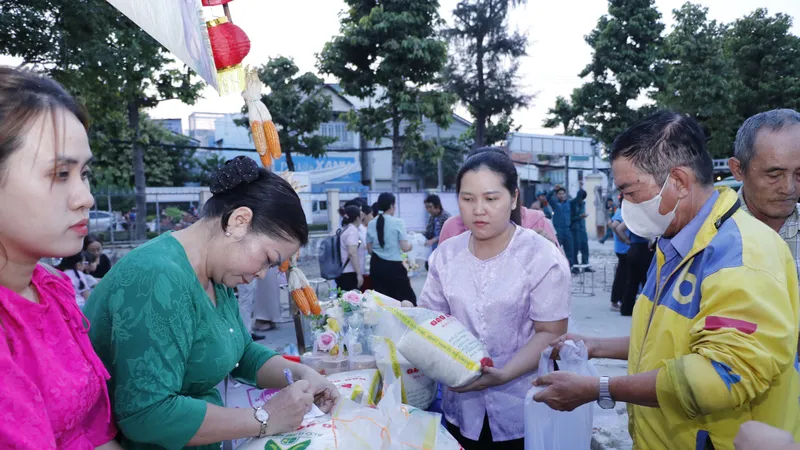 Trao những phần quà là nhu yếu phẩm đến người khó khăn tại phiên chợ 0 đồng của phường An Phú Đông