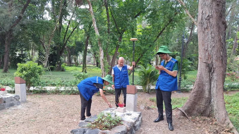 Các cộng tác viên của dự án bám thực địa nhiều ngày để đo đạc. Ảnh: Trung tâm CĐS