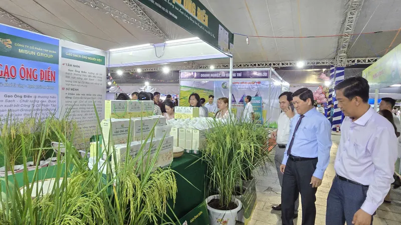 Phó Chủ tịch UBND tỉnh Cà Mau Lê Văn Sử thăm gian hàng Công ty MISUN với thương hiệu "Gạo ông Điển", đạt giải Nhì cuộc thi "Gạo ngon Đồng bằng sông Cửu Long" lần thứ I năm 2026. Ảnh: VGP