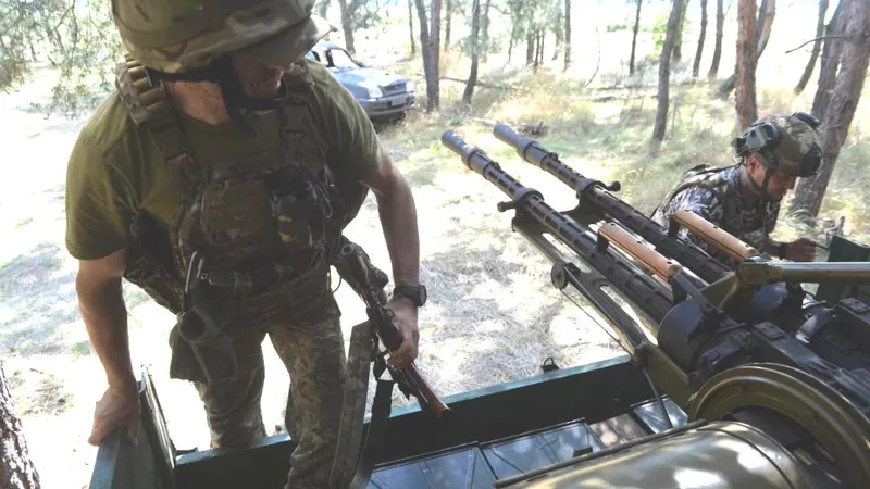 Quân đội Ukraine tham gia chiến dịch phòng không tại thị trấn Kupyansk. Ảnh: XINHUA 