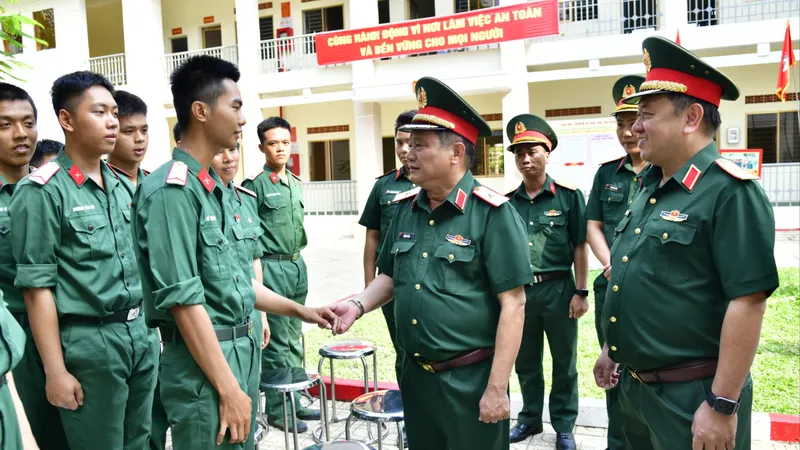 Xúc động buổi gặp mặt gia đình chiến sĩ mới
