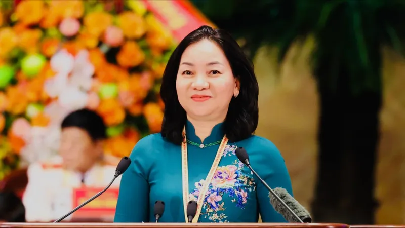 Bà Trương Thị Bích Hạnh, Ủy viên Ban Thường vụ Thành ủy, Phó Chủ tịch Thường trực Ủy ban MTTQ Việt Nam TPHCM trình bày tham luận tại Đại hội. Ảnh: QUANG PHÚC