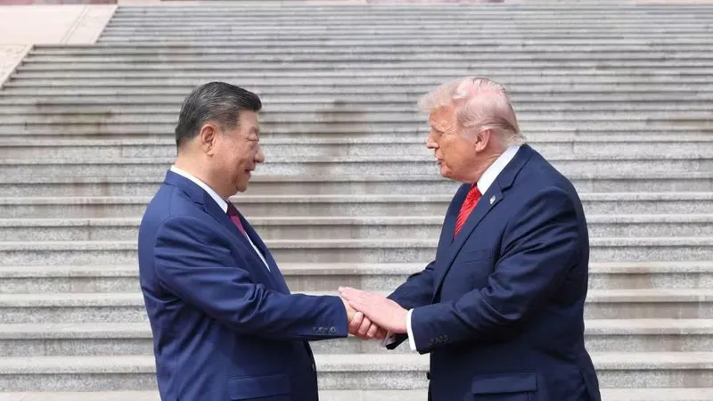 Chủ tịch Trung Quốc Tập Cận Bình chào đón Tổng thống Mỹ Donald Trump tại Bắc Kinh ngày 14-5-2026. Ảnh: THX/TTXVN