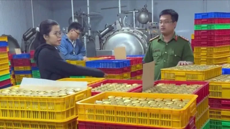 Cơ quan chức năng tỉnh Tây Ninh bắt quả tang các đối tượng sản xuất nước yến, yến sào giả. Ảnh: CATN