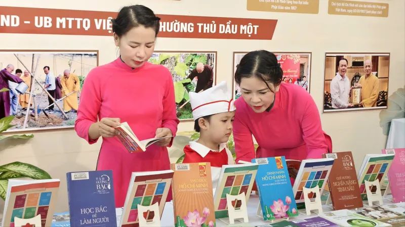 Giáo viên, học sinh tìm hiểu, nghiên cứu tư liệu về Bác Hồ tại Không gian văn hóa Hồ Chí Minh ở chùa Hội Khánh (phường Thủ Dầu Một, TPHCM)