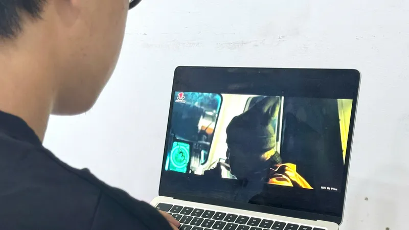 Khán giả xem phim trên một trang web cung cấp nội dung giải trí số có bản quyền hợp pháp