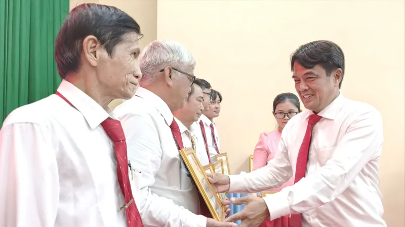 Phường Hòa Lợi trao Huy hiệu Đảng cho các đảng viên lão thành