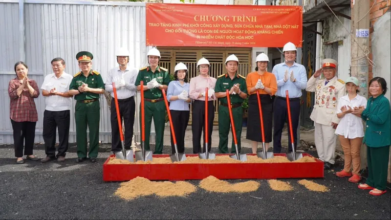 Các đại biểu thực hiện nghi thức khởi công xây dựng, sửa chữa nhà