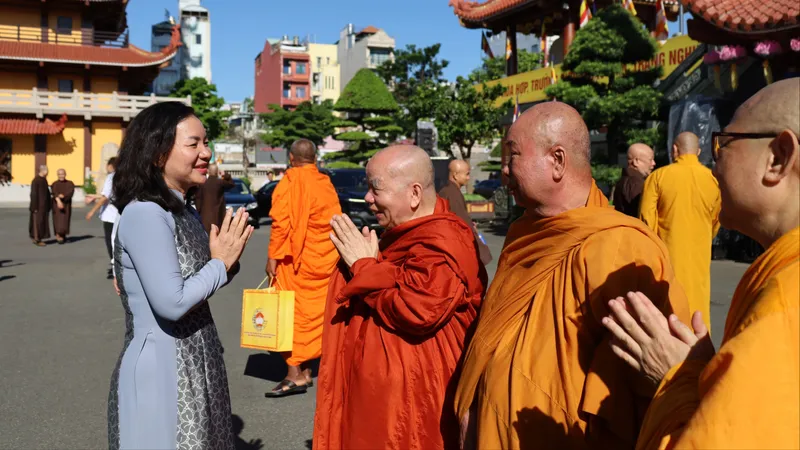Đồng chí Trương Thị Bích Hạnh cùng các chư tôn đức giáo phẩm tại buổi họp mặt. Ảnh: CẨM NƯƠNG
