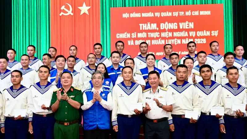 Đồng chí Nguyễn Phước Lộc cùng đoàn đại biểu thăm, động viên chiến sĩ mới tại Lữ đoàn 957