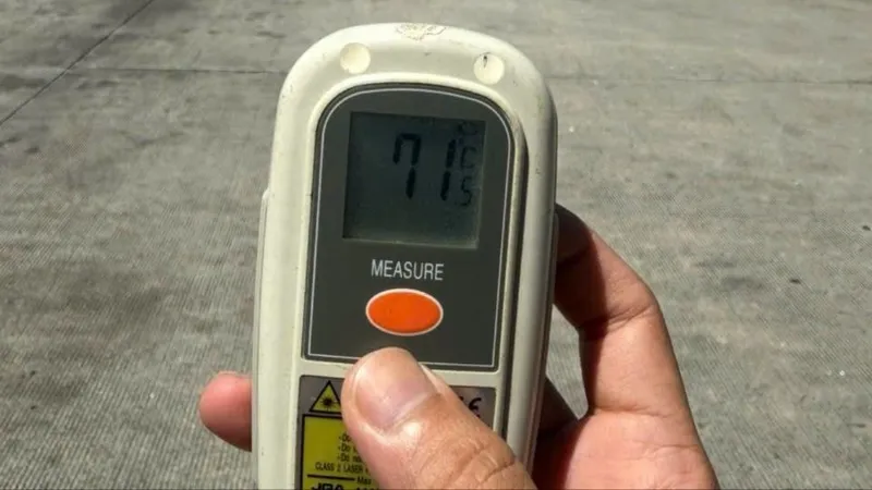 Nhiệt độ bề mặt bê tông tại sân bay Nội Bài chạm 71°C