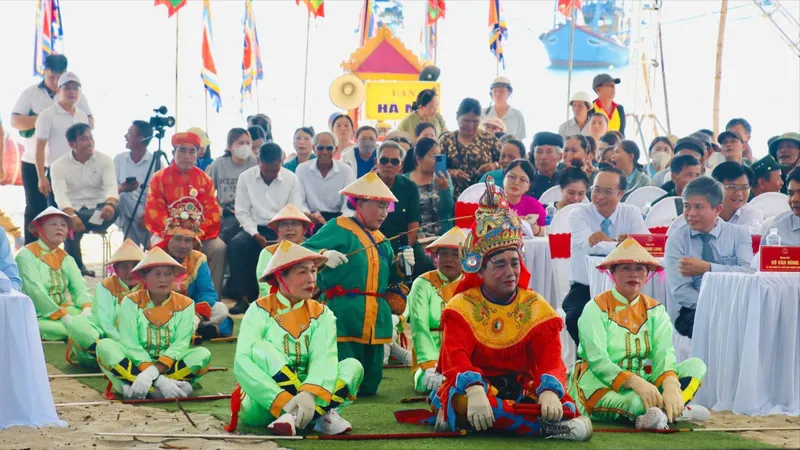 Biểu diễn nghệ thuật hô hát Bả trạo đặc trưng miền biển trong không gian lễ hội