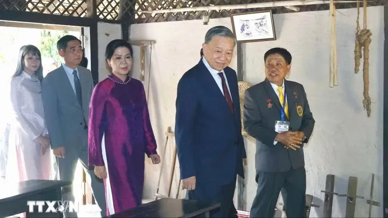 Tổng Bí thư, Chủ tịch nước và Phu nhân thăm Khu di tích Chủ tịch Hồ Chí Minh ở Udon Thani
