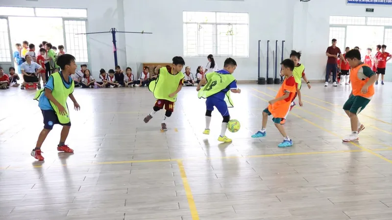 Các học sinh Trường Tiểu học Nhị Xuân tham gia giải đấu bóng đá do nhà trường tổ chức. ẢNH: DŨNG PHƯƠNG