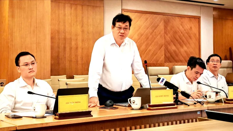 Ông Trần Lê Hồng trao đổi tại cuộc họp báo. Ảnh: TRẦN BÌNH