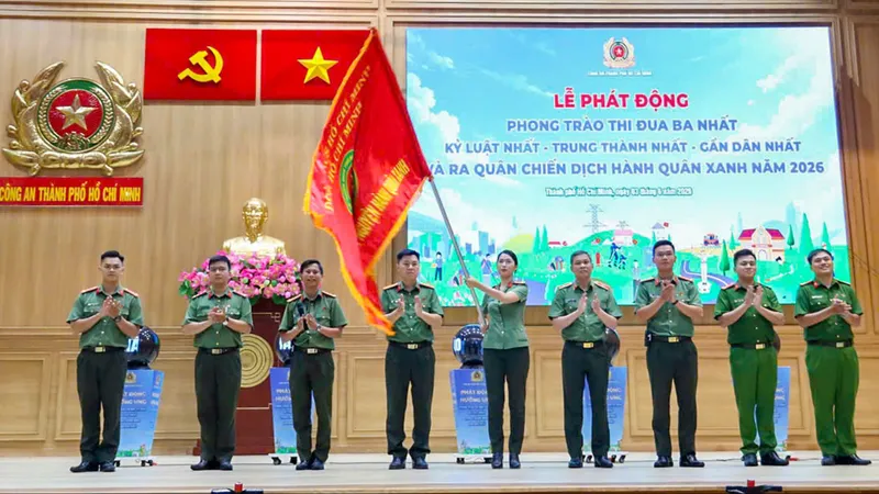 Thiếu tướng Tạ Văn Đẹp, Ủy viên Ban thường vụ Thành ủy, Phó Giám đốc Công an Thành phố trao cờ lệnh cho Ban chỉ huy Chiến dịch Hành quân xanh
