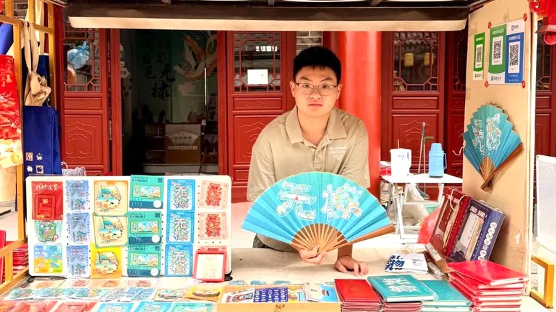 Lý Trạch Di bán các sản phẩm do chính anh thiết kế trước cửa hàng văn hóa và sáng tạo của mình tại huyện Vũ Đế. Ảnh: THX