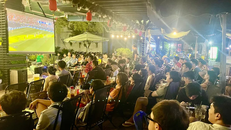 Người dân lựa chọn quán cà phê để theo dõi các trận đấu World Cup. Ảnh: DŨNG PHƯƠNG