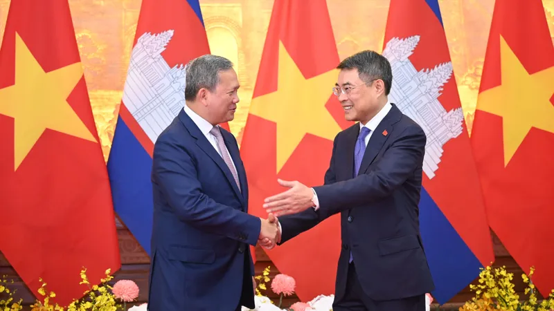 Thủ tướng Lê Minh Hưng và Thủ tướng Samdech Moha Borvor Thipadei Hun Manet. Ảnh: ĐỖ TRUNG