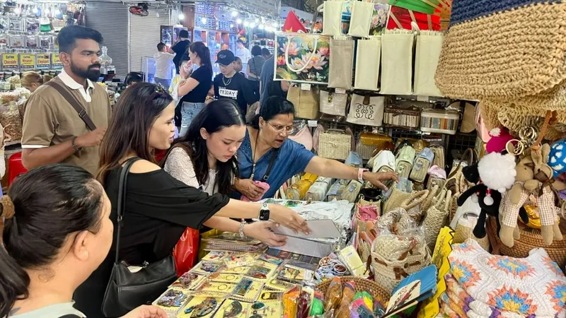 Du khách quốc tế chọn mua đồ lưu niệm tại chợ Bến Thành, TPHCM