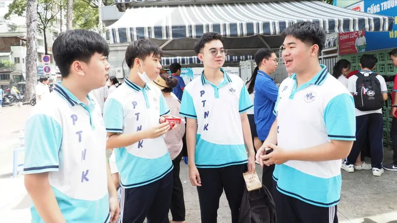 Thí sinh phấn khởi sau khi hoàn thành bài thi môn Ngữ văn tại điểm thi Trung học thực hành Sài Gòn. Ảnh: THU TÂM