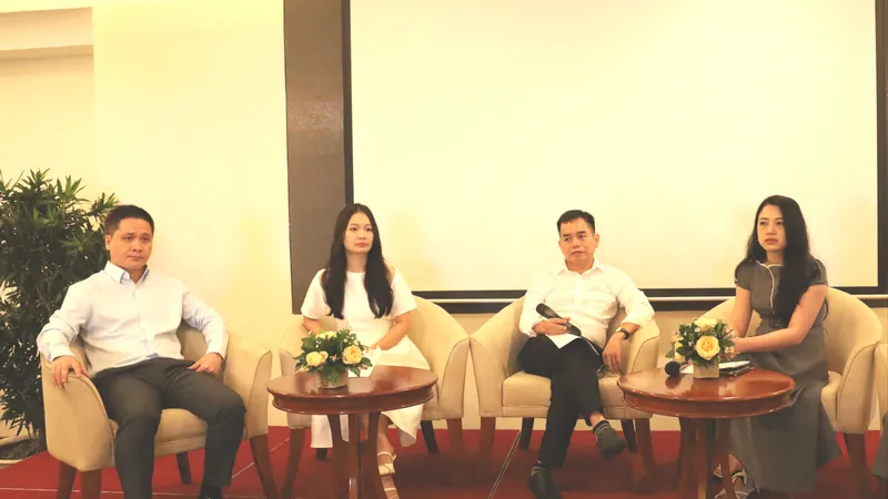 Các đại biểu chia sẻ kinh nghiệm xuất khẩu đồ gỗ và sản phẩm chế biến từ gỗ vào thị trường Bắc Mỹ. Ảnh: MINH XUÂN