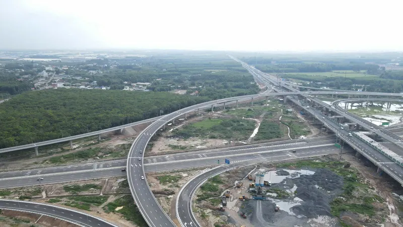 Nút giao Long Thành (TP Đồng Nai) kết nối đường cao tốc TPHCM - Long Thành với Biên Hòa - Vũng Tàu, đã được đưa vào sử dụng đồng bộ. Ảnh: XUÂN TRUNG