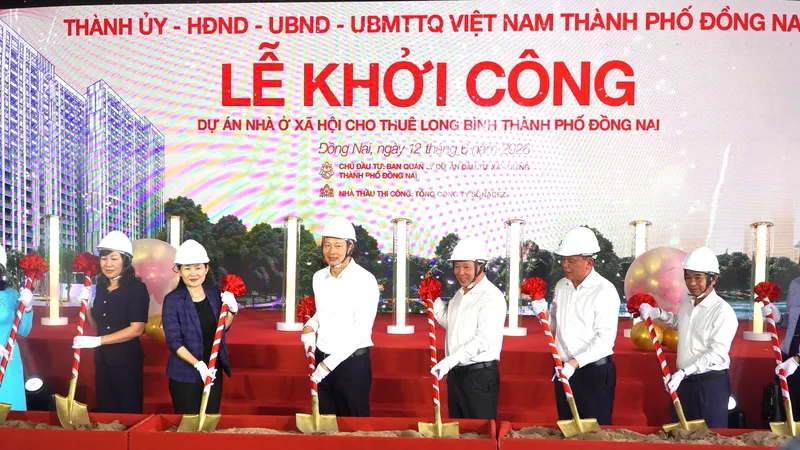 Lãnh đạo TP Đồng Nai thực hiện nghi lễ động thổ dự án nhà ở xã hội cho thuê Long Bình, TP Đồng Nai, ngày 12-6. Ảnh: PHÚ NGÂN