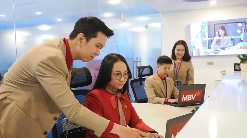Nhân viên một doanh nghiệp làm việc ở Trung tâm Tài chính quốc tế Việt Nam tại TPHCM. Ảnh: HOÀNG HÙNG