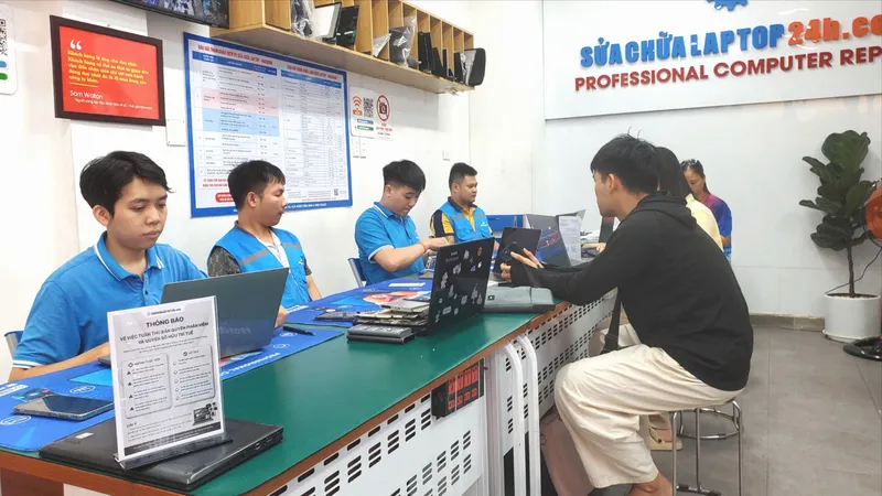 Khách hàng sửa chữa máy tính tại một cửa hàng máy tính ở Hà Nội. Ảnh: HÀ NGUYỄN