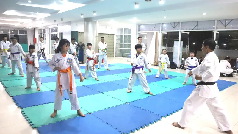 Một lớp karate ở CLB Hồ Xuân Hương, phường Xuân Hòa. Ảnh: THƯ NGUYỄN