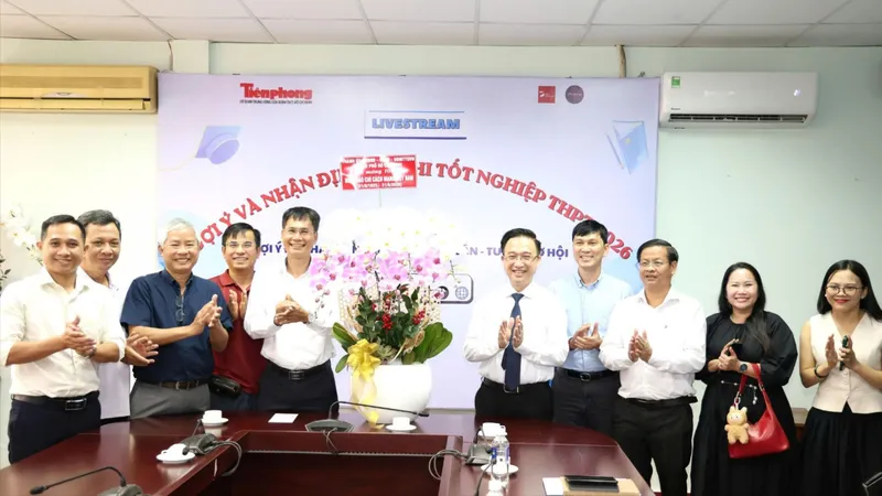 Phó Bí thư Thành ủy TPHCM Đặng Minh Thông thăm Văn phòng đại diện Báo Tiền Phong tại TPHCM