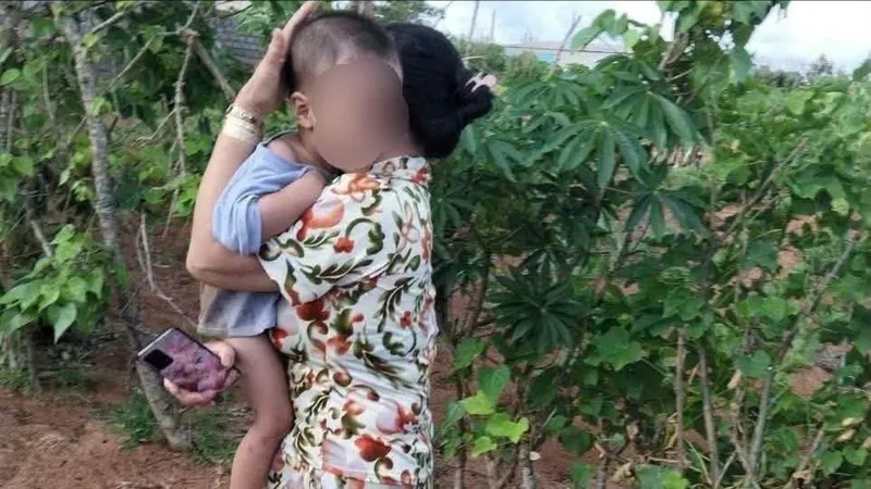 Vỡ òa giây phút tìm thấy bé hơn 2 tuổi sau 12 giờ mất tích. Ảnh: NGỌC NGÂN