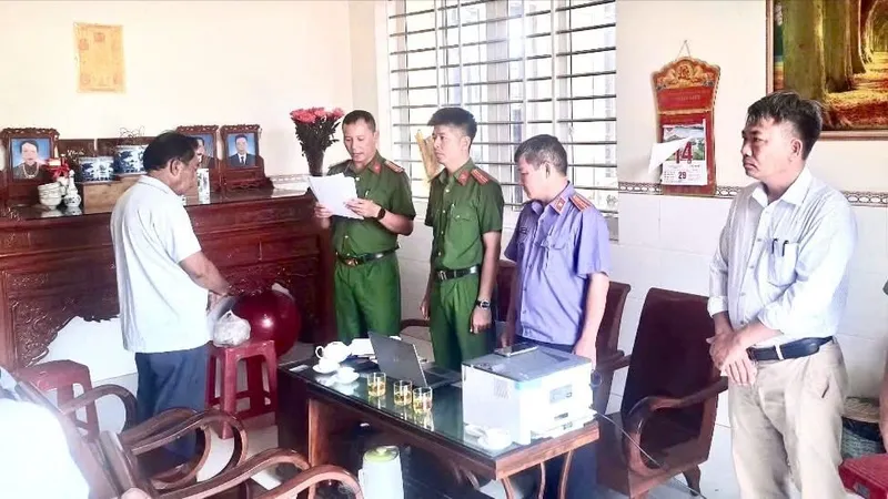 Cơ quan CSĐT đọc lệnh bắt tạm giam bị can Đỗ Đức Thịnh, nguyên Phó Giám đốc Công ty TNHH MTV Cà phê Gia Lai. Ảnh: Công an tỉnh Gia Lai
