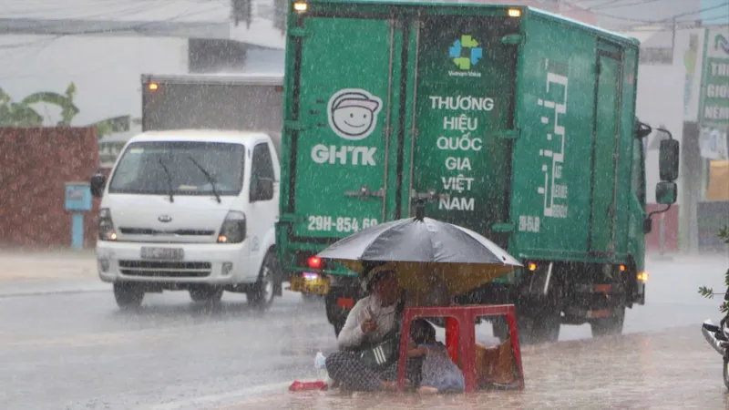 Những phận đời mưu sinh dưới mưa 