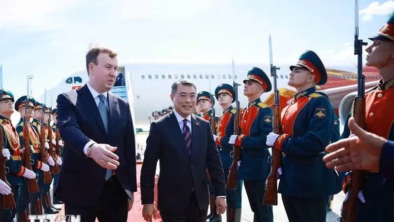 Thủ tướng Lê Minh Hưng đến thành phố Kazan bắt đầu chuyến tham dự Hội nghị Cấp cao Kỷ niệm 35 năm quan hệ ASEAN-Nga và hoạt động song phương tại Kazan, Cộng hòa Tatarstan (Liên bang Nga). Ảnh: TTXVN