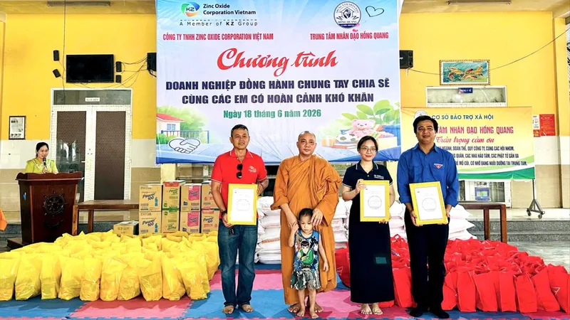 100 phần quà được trao cho trẻ em được nuôi dưỡng tại Trung tâm Nhân đạo Hồng Quang