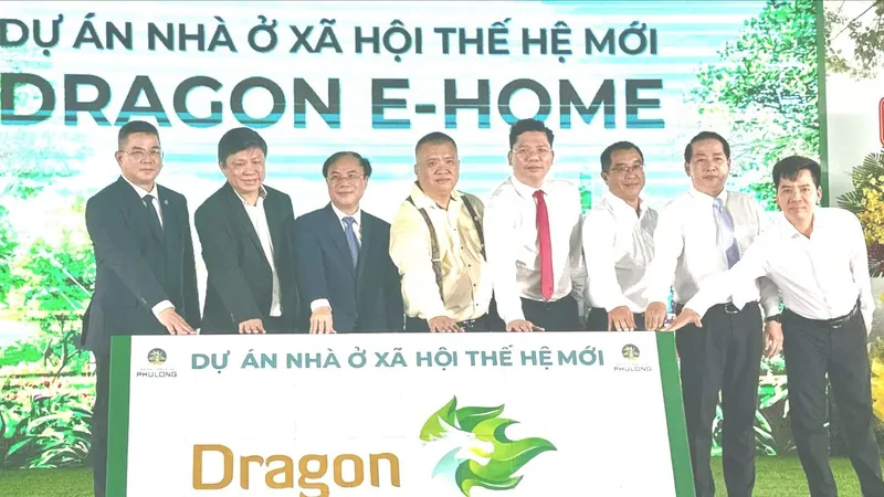 Các đại biểu thực hiện nghi thức khởi công dự án. Ảnh: THANH HIỀN