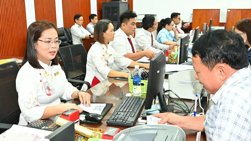 Công chức Trung tâm Phục vụ hành chính công phường Tam Bình giải quyết hồ sơ cho người dân
