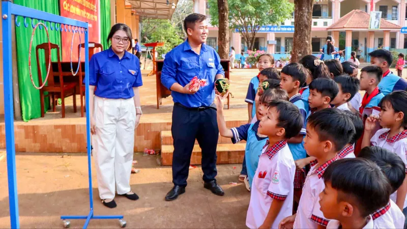 Đoàn viên, thanh niên TPHCM tổ chức sân chơi cho học sinh Trường Tiểu học Bù Gia Mập, xã Bù Gia Mập, tỉnh Đồng Nai