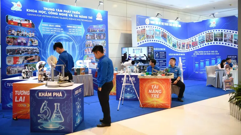 Triển lãm với chủ đề “Chuyến tàu tiến vào kỷ nguyên mới” tại Trung tâm Hội nghị quốc gia (Hà Nội)