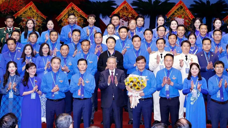 Tổng Bí thư, Chủ tịch nước Tô Lâm chúc mừng Ban chấp hành Đoàn Thanh niên Cộng sản Hồ Chí Minh lần thứ XIII, nhiệm kỳ 2026-2031. Ảnh: TTXVN