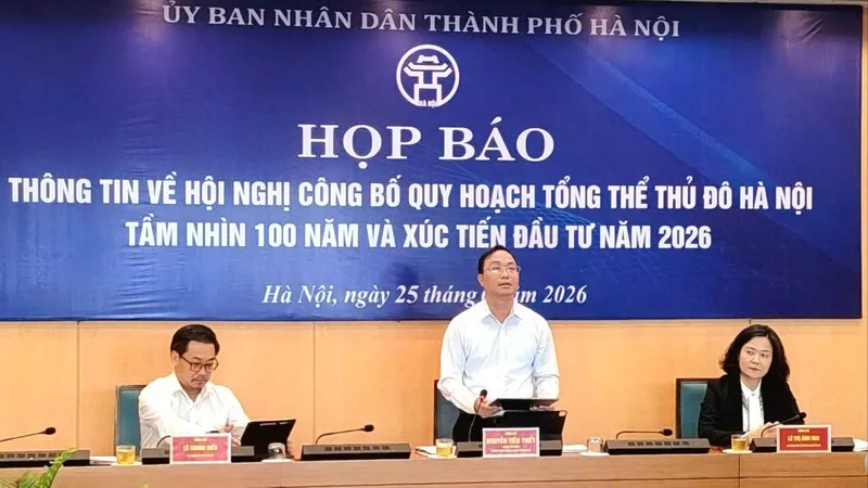 Ông Nguyễn Tiến Thiết, Chánh Văn phòng UBND TP Hà Nội trả lời báo chí. Ảnh: NGUYỄN QUỐC